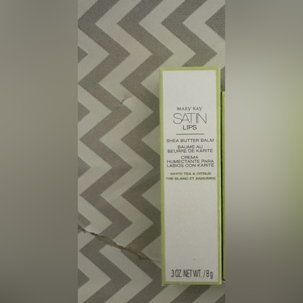 Mary Kay Satin Lips Shea- White and Green